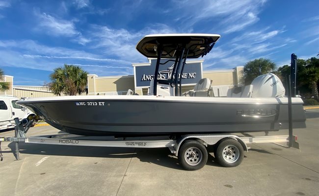 2022 Robalo 246 Cayman